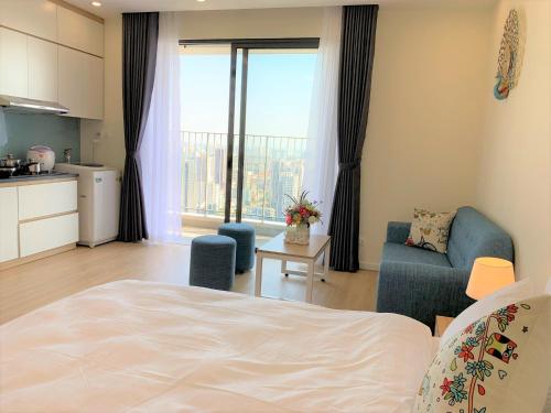 Cet appartement comprend une chambre avec un lit et une cuisine avec vue. dans l'établissement Vinhomes D'Capitale Apartment, à Hanoï