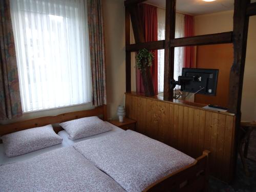 Un pat sau paturi într-o cameră la Hotel Kilian