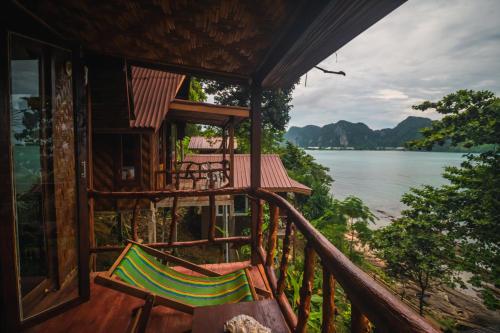 Balkon atau teras di Phi Phi Sunset Bay Resort