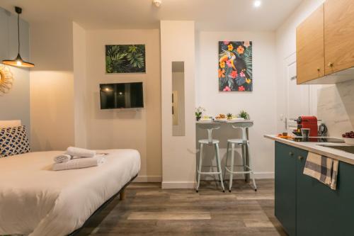 Cette petite chambre comprend un lit et une cuisine. dans l'établissement Apartments WS Marais - Musée Pompidou, à Paris