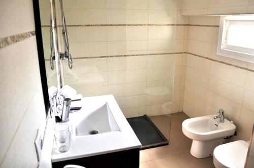 a bathroom with a sink and a toilet at Brisas C8, ático, 3 dormitorios, playa a 50m, by Bookindenia in Denia