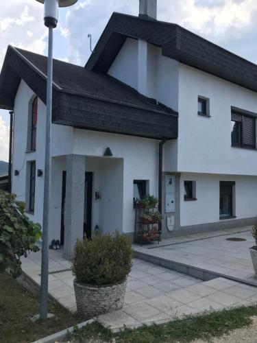 Gallery image of Luxeriöse Villa mit Bergblick in Donji Ljenobud