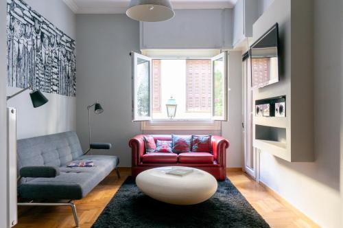Posezení v ubytování The Burton Luxury 1BR in Plaka, Athens