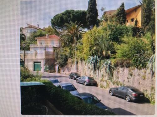 un groupe de voitures garées sur un parking dans l'établissement Charmante chambre chez l'habitant, à Cannes