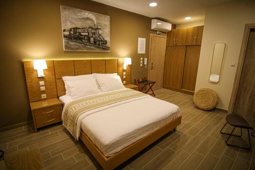 sypialnia z dużym łóżkiem w pokoju w obiekcie La Place Suites - La Place De La Gare w Salonikach