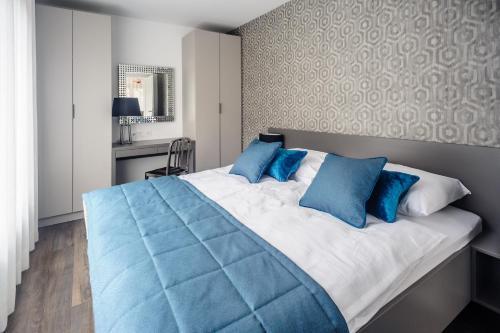 Un pat sau paturi într-o cameră la Apartments Villa Tatiana