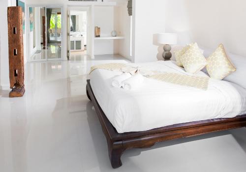 מיטה או מיטות בחדר ב-3 BR Villa Baan Khwam Rak, seconds to beach