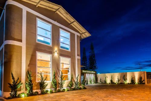 a building with plants in front of it at night at Hotel Estilo de Minas in Diamantina