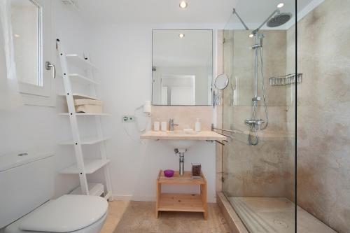 ein Bad mit einer Dusche, einem Waschbecken und einem WC in der Unterkunft Via Alemania 16 Apartment in Port de Pollença