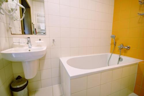 a bathroom with a sink and a bath tub at HelApart - Foka in Hel