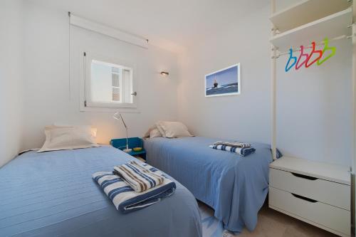 ein Schlafzimmer mit 2 Betten und Handtüchern darauf in der Unterkunft Via Alemania 16 Apartment in Port de Pollença