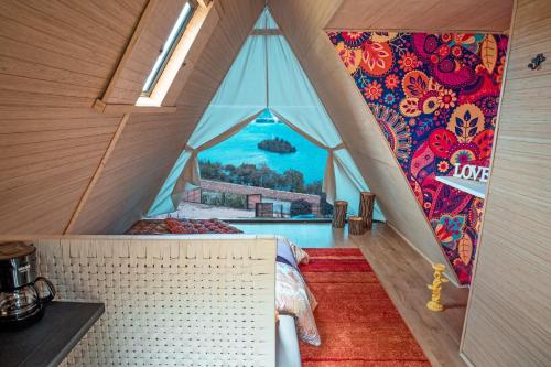 ein Zimmer mit einem Bett und einem Fenster in einem Haus in der Unterkunft La Quinta Glamping - Lago de Tota in Cuítiva