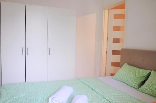 ワルシャワにあるPrudentia Apartments Jana Kazimierzaのベッドルーム1室(ベッド1台、タオル2枚付)
