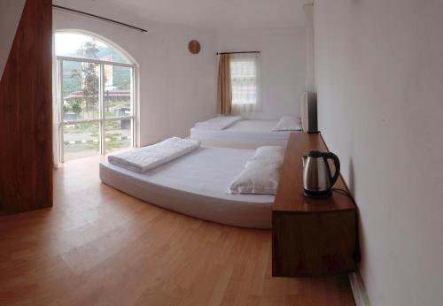 Llit o llits en una habitació de Tani Jiwo Hostel