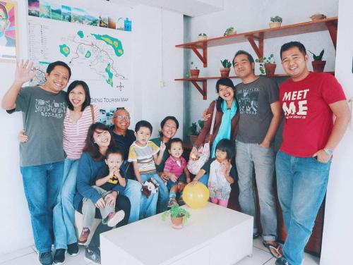 Familia alojada en Tani Jiwo Hostel