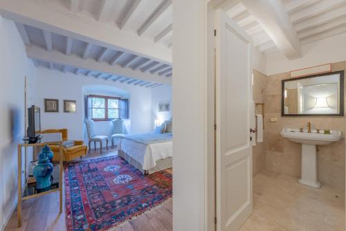 Letto o letti in una camera di Castello Di Meleto Wine Destination - Camere in Castello e Appartamenti
