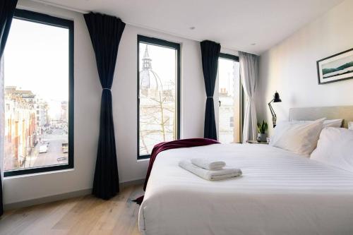 Кровать или кровати в номере The Interlock Apartments - Oxford St