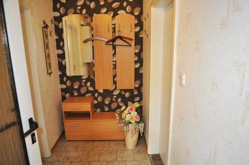 a hallway with a wall with a painting of skis at Ferienwohnung Am Königsmoor, 65323 in Moormerland