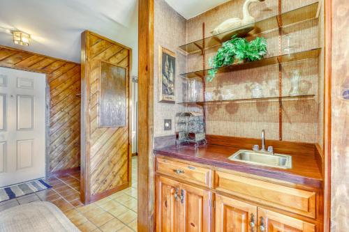 bagno con lavandino e parete in legno di Crest 200F a Sugar Mountain