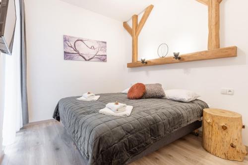 sypialnia z łóżkiem i dwoma ręcznikami na nim w obiekcie Apartamenty Granitica Zakopane w Zakopanem