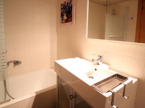 Ванная комната в Metropol apto per 5 pax primera linea mar d22223