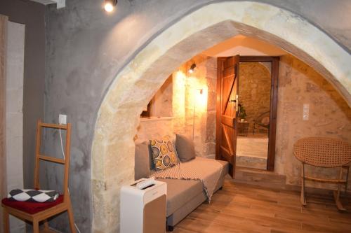 Cette chambre comprend un lit dans un mur en pierre. dans l'établissement Vassili's House, à Roústika
