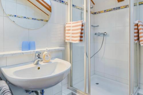 uma casa de banho com um lavatório e um chuveiro em Katharinenhof Ferienwohnung Hausberg (6) em Garmisch-Partenkirchen