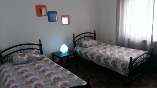 dos camas sentadas una al lado de la otra en una habitación en 3BR Apartment Simple and clean en Rujm ash Sharāʼirah
