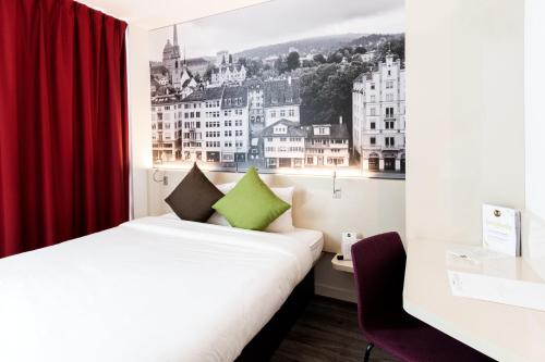 Säng eller sängar i ett rum på B&B HOTEL Zürich Wallisellen