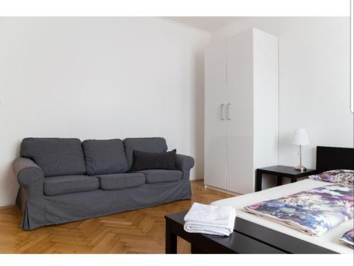 sala de estar con sofá y cama en Six Senses Bratislava - Luxury and Central en Bratislava
