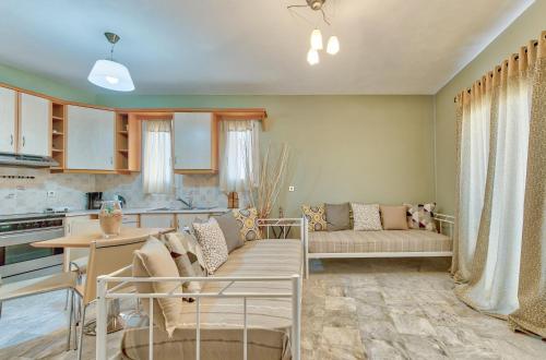 ヴァシリコスにあるAvesta Apartments - 200m from the beachのソファとテーブルのあるキッチンとリビングルーム
