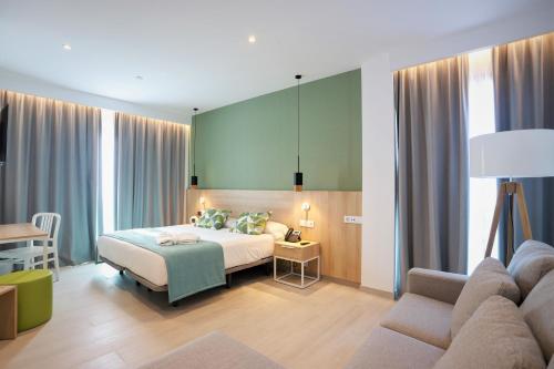 Postel nebo postele na pokoji v ubytování Hotel Seasun Aniram
