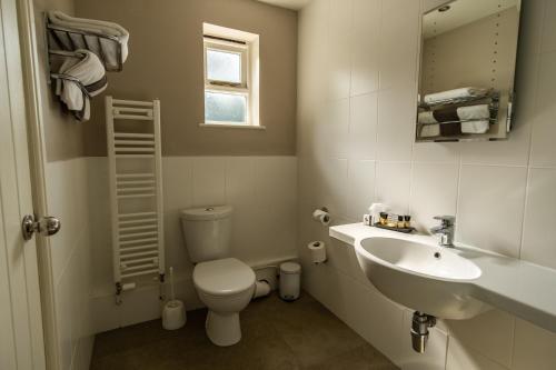 A bathroom at Donington Park Farmhouse Hotel 