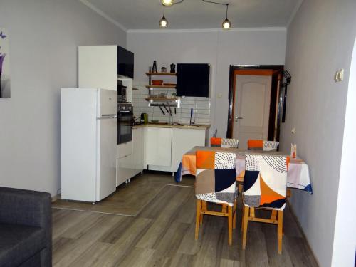 eine Küche und ein Esszimmer mit einem Tisch und Stühlen in der Unterkunft Villa La Vita in Hévíz