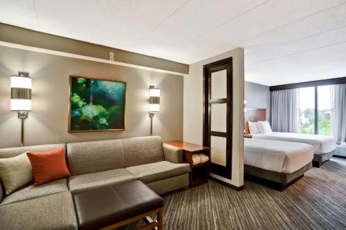 une chambre d'hôtel avec un canapé et un lit dans l'établissement Hyatt Place Baltimore/BWI Airport, à Linthicum