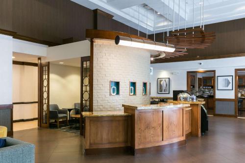 a lobby with a bar in a building at Hyatt Place Nashville Franklin Cool Springs in Franklin