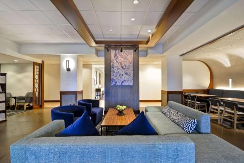 Hyatt Place Columbus Worthingtonにあるシーティングエリア