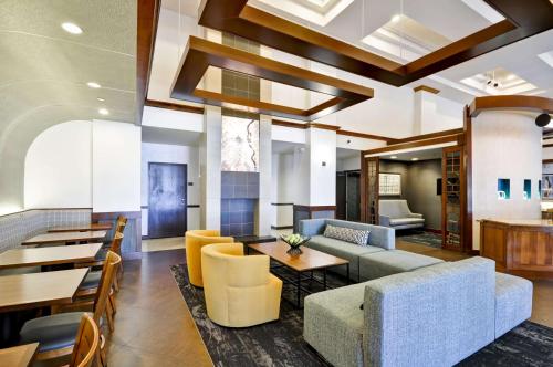 eine Lobby eines Hotels mit Sofas und Tischen in der Unterkunft Hyatt Place Minneapolis Airport South in Bloomington