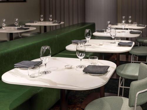 En restaurant eller et andet spisested på Pullman Melbourne City Centre