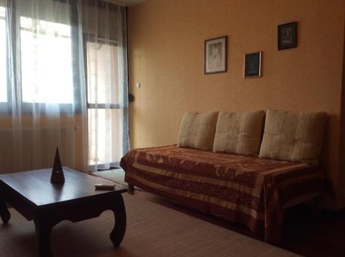 1 dormitorio con cama, mesa y ventana en Beautiful, exotic 2 room flat with balcony and air-con in Komárom en Komárom