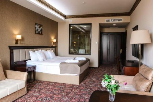 Postel nebo postele na pokoji v ubytování Konyak Hotel