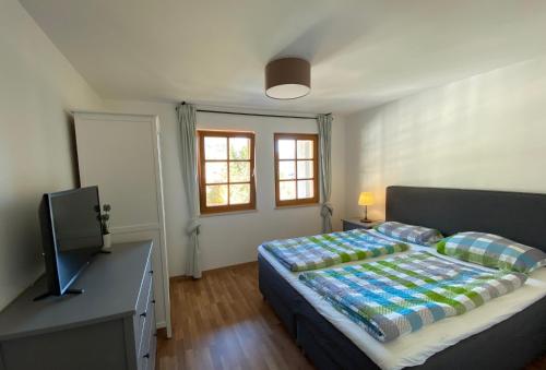 Un pat sau paturi într-o cameră la Ferienwohnung Füsin