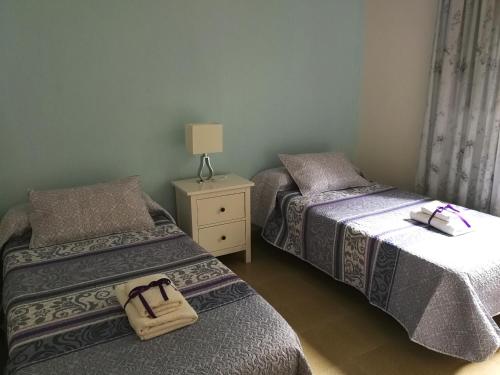 Un dormitorio con dos camas y una bolsa en la cama. en Bella Vista, en Valle Gran Rey