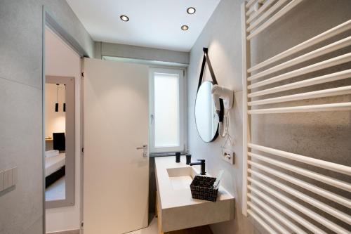 una stanza con scala e specchio di Maison Manfredi Sorrento a Sorrento