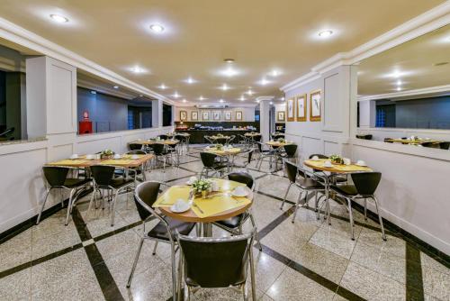 Un restaurante o sitio para comer en Plaza Inn Executive