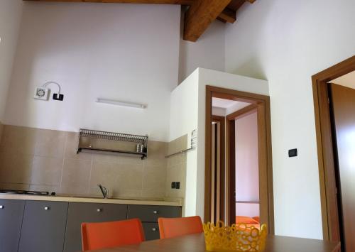 jadalnia ze stołem i pomarańczowymi krzesłami w obiekcie Campeggio Villaggio San Giorgio Vacanze w Manerba del Garda