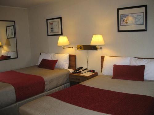 Posteľ alebo postele v izbe v ubytovaní Boyne City Motel