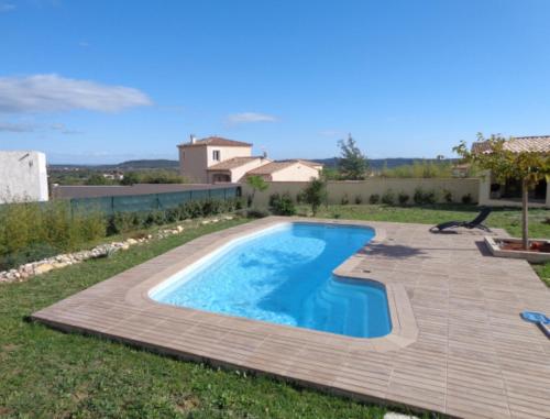 une piscine dans l'arrière-cour d'une maison dans l'établissement Bella Casa, à Aigremont