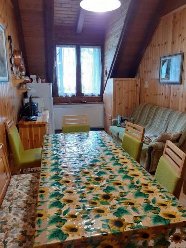 un comedor con una mesa con un estampado de flores. en Accogliente e confortevole appartamento a Tarvisio, en Tarvisio