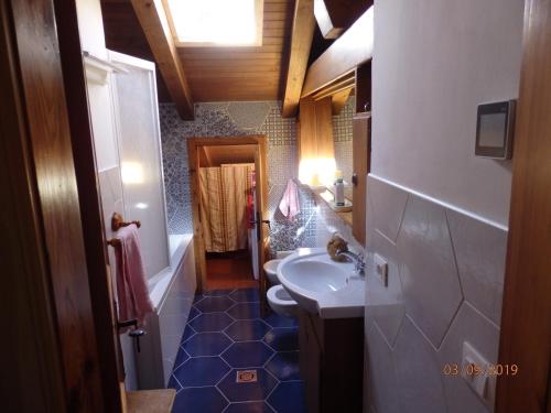 Vonios kambarys apgyvendinimo įstaigoje Mansarda in chalet a Cortina